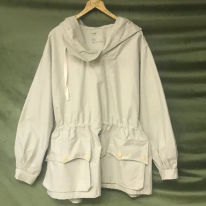 Snöanorak - Försvarets ”snöanorak”. Gjedigen kvalitet i stryktåligt material. Väldigt fint skick. Perfekt för dig som är ute mycket och vill klara av tuffa väderförhållanden. 