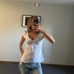 Så fin tröja med luva - Så himla fin och skön tröja med luva som aldrig är använd. Köpt second hand och har inga defekter. Jag brukar ha storlek xs i kläder och den är i storlek s men man kan justera passformen med snörningen som man kan se🥰