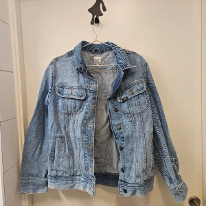 Lee jeans jacka - Nu är våren påväg in köp en snygg jeans jacka! Snygg jeans jacka från lee. I storlek M. Pris går alltid att diskutera. Sparsamt använd.  Vid andra frågor pma mig.