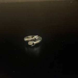 Ring  - Jättefin ring liknar Maria Nilsdotter! Gjord utav rostfritt stål! Ringen hae aldeig blivit använd därför är den i mycket bra skick. Köpt av ett uf företag 