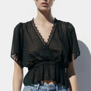 Zara blus  - Super söt zara blus, använd en gång så den är som ny!💘 Säljer då den inte kommer till användning💕