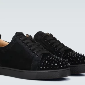 Loubs  - Jag byter och säljer dom här Christian Louboutin skorna dom äkta och dom är i bra skick och dom är i storlek 40 man får med kvitto godebag extra spikar och skobox