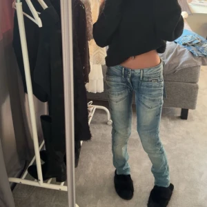 G-star jeans - Säljer ett par jättesnygga lågmidjade G-star jeans som tyvärr är förstora för mig. Det är lite tajtare men fortfarande inte skinny. Jag har vikt in de nu då det är för långa för mig, kan skicka bättre bilder om de svårt o se💞