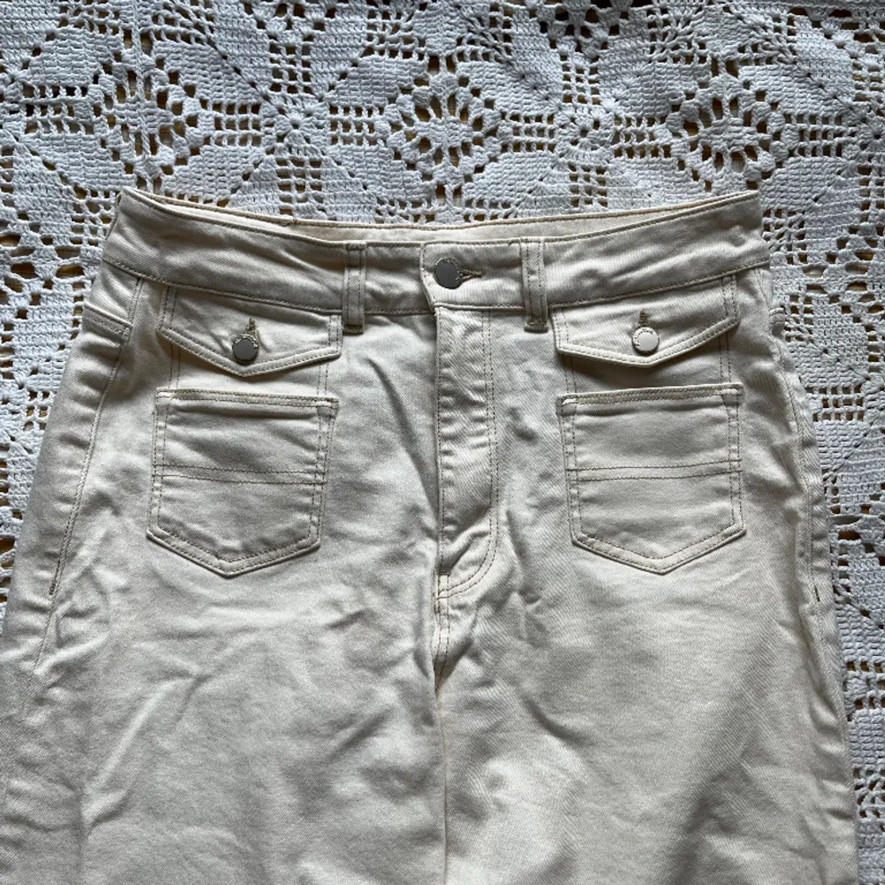 Creamvita wideleg jeans med beiga sömmar och coola fickor. Endast använda en gång.⛅️ 37cm tvärs över midjan 80cm innerbenslängd . Jeans & Byxor.