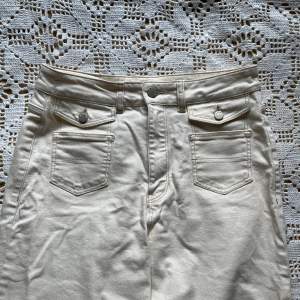 Creamvita wideleg jeans med beiga sömmar och coola fickor. Endast använda en gång.⛅️ 37cm tvärs över midjan 80cm innerbenslängd 