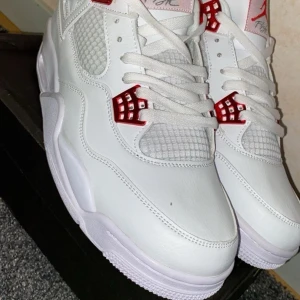Jordan 4  - Hej! Säljer mina Jordan 4 red metallic för att jag använder inte dem längre, säljer billigt för att jag vill sälja snabbt Stl 42