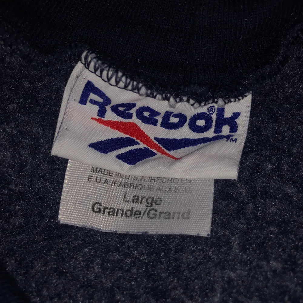 Väldigt oversize strl L huvtröja från Reebok. Köpt här på Plick i november, säljer för att det inte riktigt är min stil och behöver pengar. Kan förekomma små rätt osynliga fläckar, borde gå bort rätt lätt. Har ni funderingar så finns jag här!👍🤙. Hoodies.