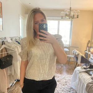 Guld topp - En asfin guldig topp/blus med axelpuffar från Lindex i storlek S💛💛