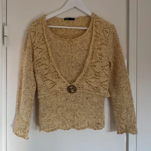 Stickad gul tröja  - Så mysig gul stickad tröja. Köpt secondhand i bra skick. Sitter bra oxj lite annorlunda design. 
