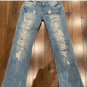 Coola jeans - Jättefina lågmidjade jeans som jag köpte här på Plick men som tyvärr inte passade. Midjemått 35 cm och Innerbensmått 73 cm. Passar i längden på mig som är 162