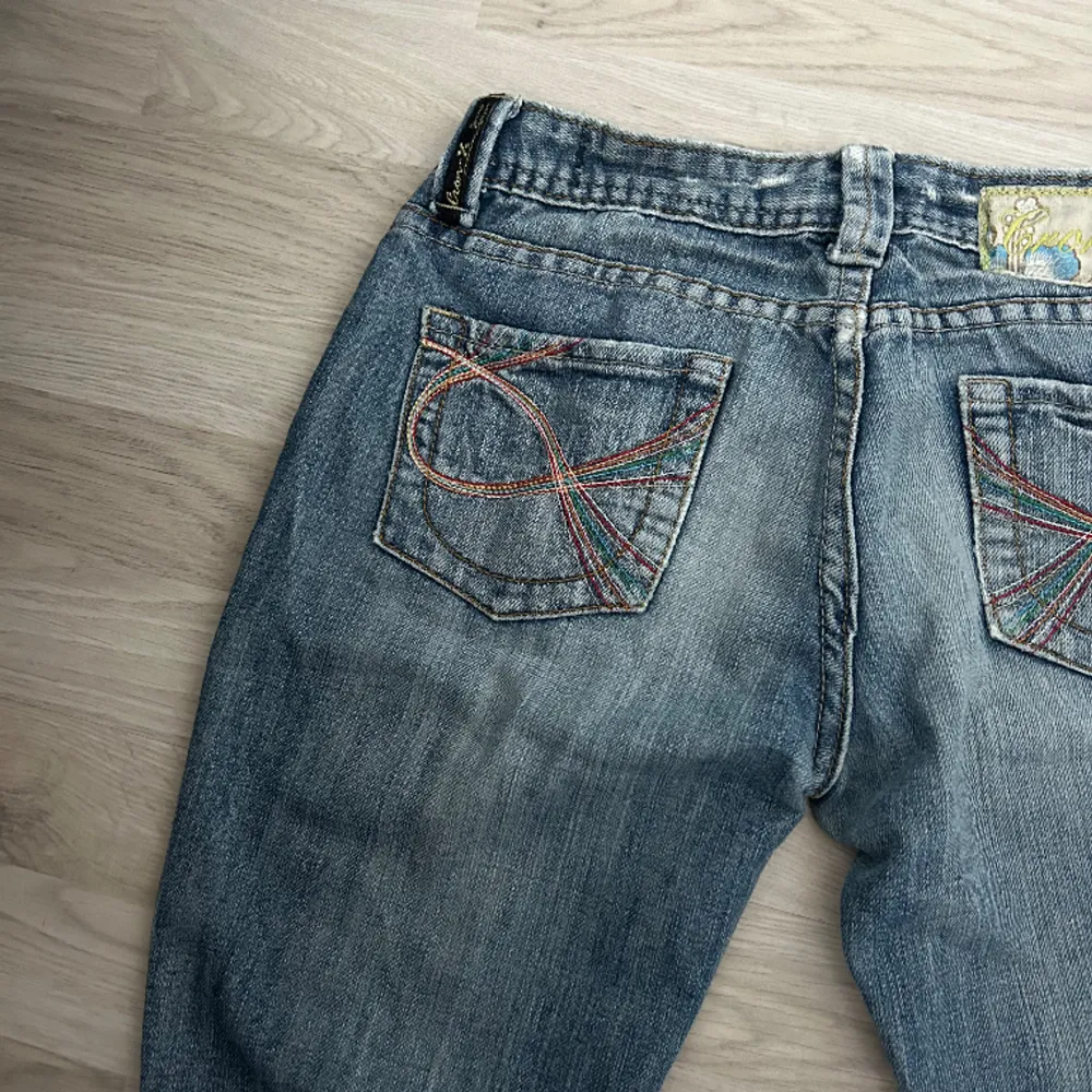 Så snygga lågmidjade jeans som liknar pepe! De är raka i passformen och är i storlek W26 L32💞 Skriv vid frågor eller för fler bilder! Pris kan diskuteras!. Jeans & Byxor.