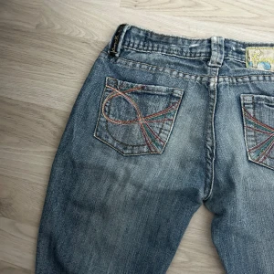 Lågmidjade jeans - Så snygga lågmidjade jeans som liknar pepe! De är raka i passformen och är i storlek W26 L32💞 Skriv vid frågor eller för fler bilder! Pris kan diskuteras!