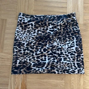 Leopard kjol  - Stretchigt tyg 