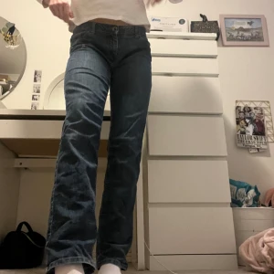 Lågmidjade jeans  - Från märket Yessica, säljer då de är för stora för mig. Vintage vibe och superfina!! Storlek 38, så typ S/M typ 27 i midja ungefär. 