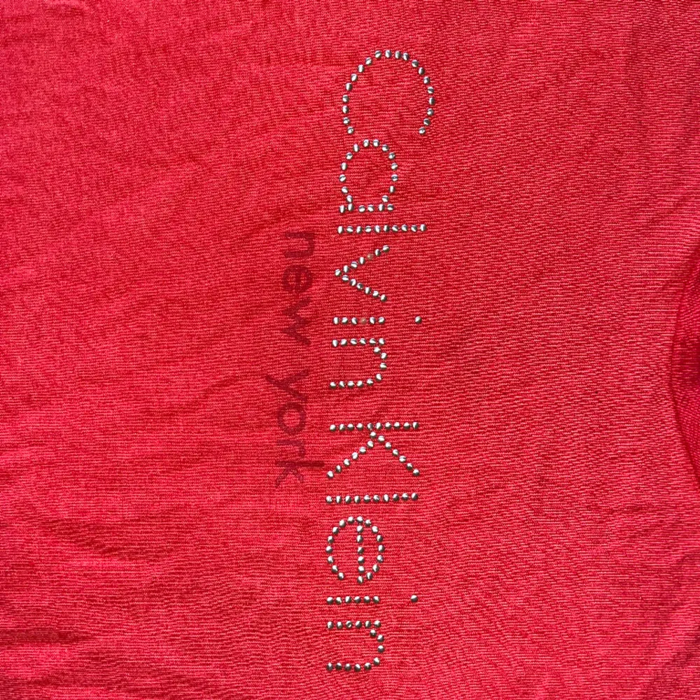 Calvin Klein baby tee med rhinestone detaljer. T-shirts.
