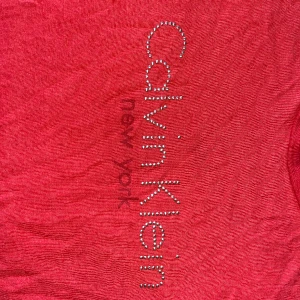 Calvin Klein t shirt - Calvin Klein baby tee med rhinestone detaljer
