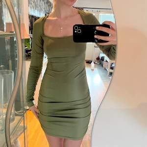 Stretchig grön klänning med fin rygg. Aldrig använt och därför säljer jag den. Sitter som en smäck och kan vara superfin på andra men jag använder den inte