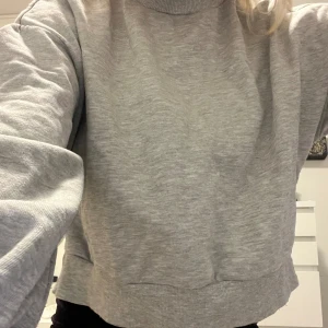 Tröja med slits  - Grå croppad tröja i Bra skick 