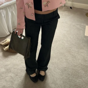 Kostymbyxor  - Intressekoll på mina lågmidjade kostymbyxor från Inwear! Dem är i storlek 34, mörkgrå! Långa på mig som är 168, så perfekta till klackar😚 Funderar på o sälja då dem tyvärr är lite stora i midjan för mig, älskar dem annars🥲 (nypris 1100)