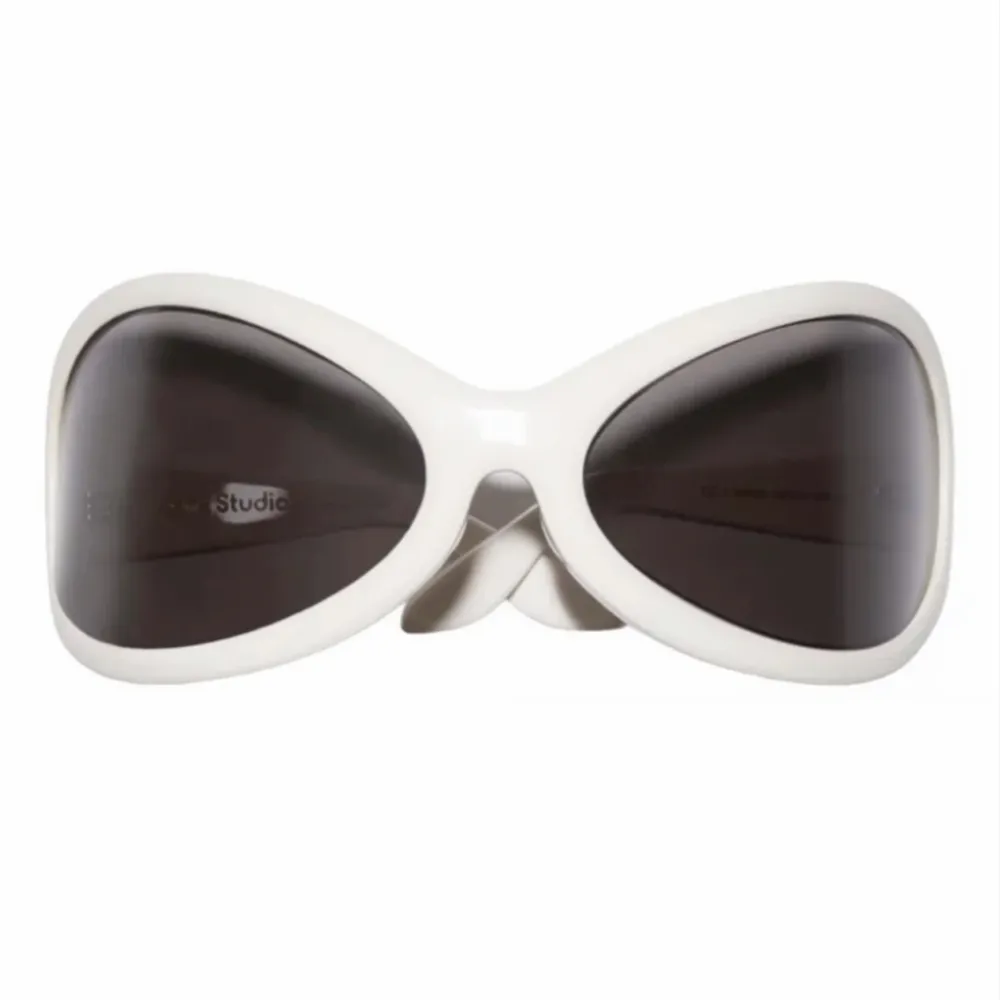 Acne Studios Oversized wrap around sunglasses Ivory Endear använda två ggr, kommer med låda och skydd . Accessoarer.