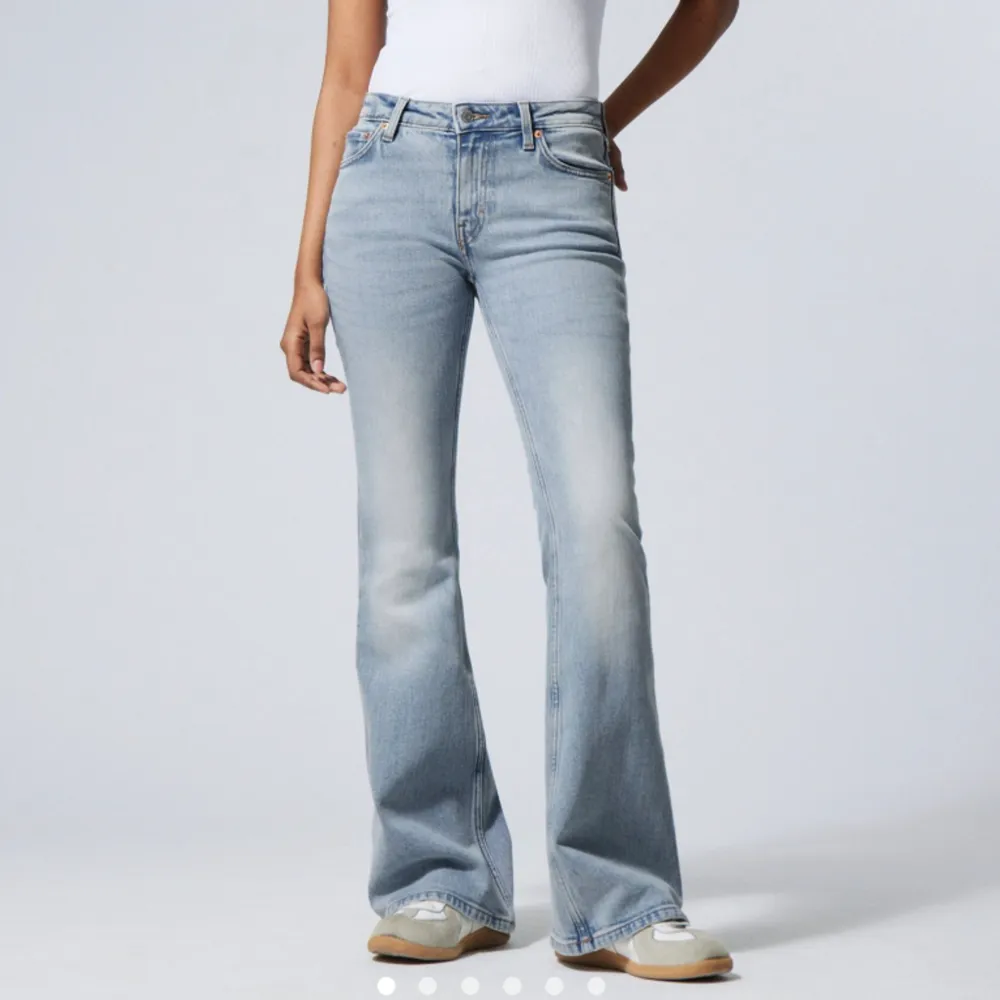 Säljer dessa jeans ifrån weekday. De är lågmidjade och flared  i modellen. De är endast provade och helt nya! Skriv för fler bilder💖. Jeans & Byxor.