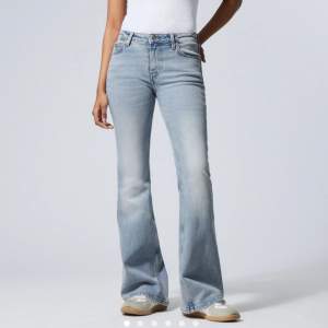 Säljer dessa jeans ifrån weekday. De är lågmidjade och flared  i modellen. De är endast provade och helt nya! Skriv för fler bilder💖