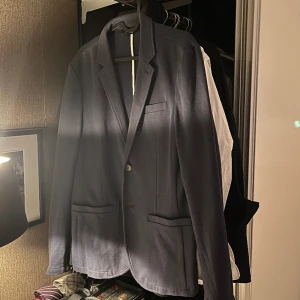 Stickad kavaj  - Tjena säljer denna schyssta kavajen storlek M. Lite åt det mer casual hållet.