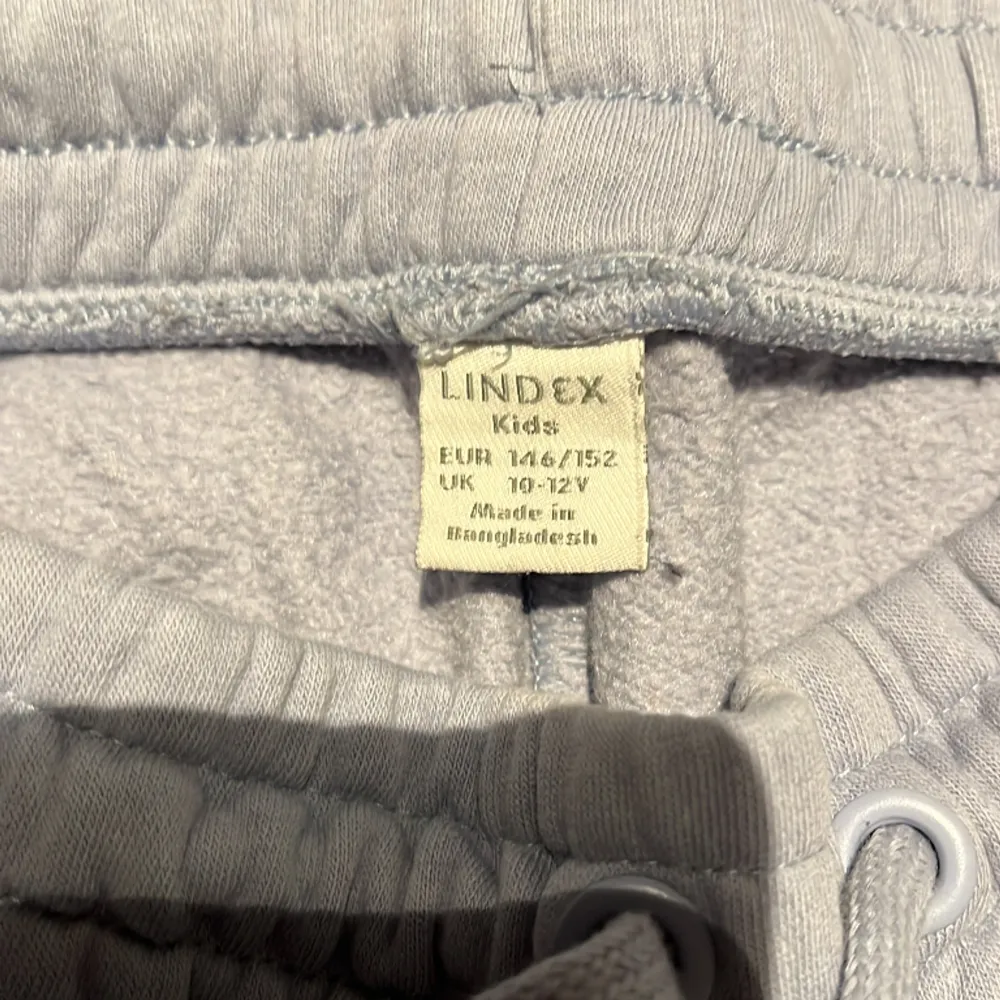 Mjukis byxor från Lindex i storlek 146/152. Byxorna är i bra skick, se bild ovan. Skriv för mer info.. Jeans & Byxor.