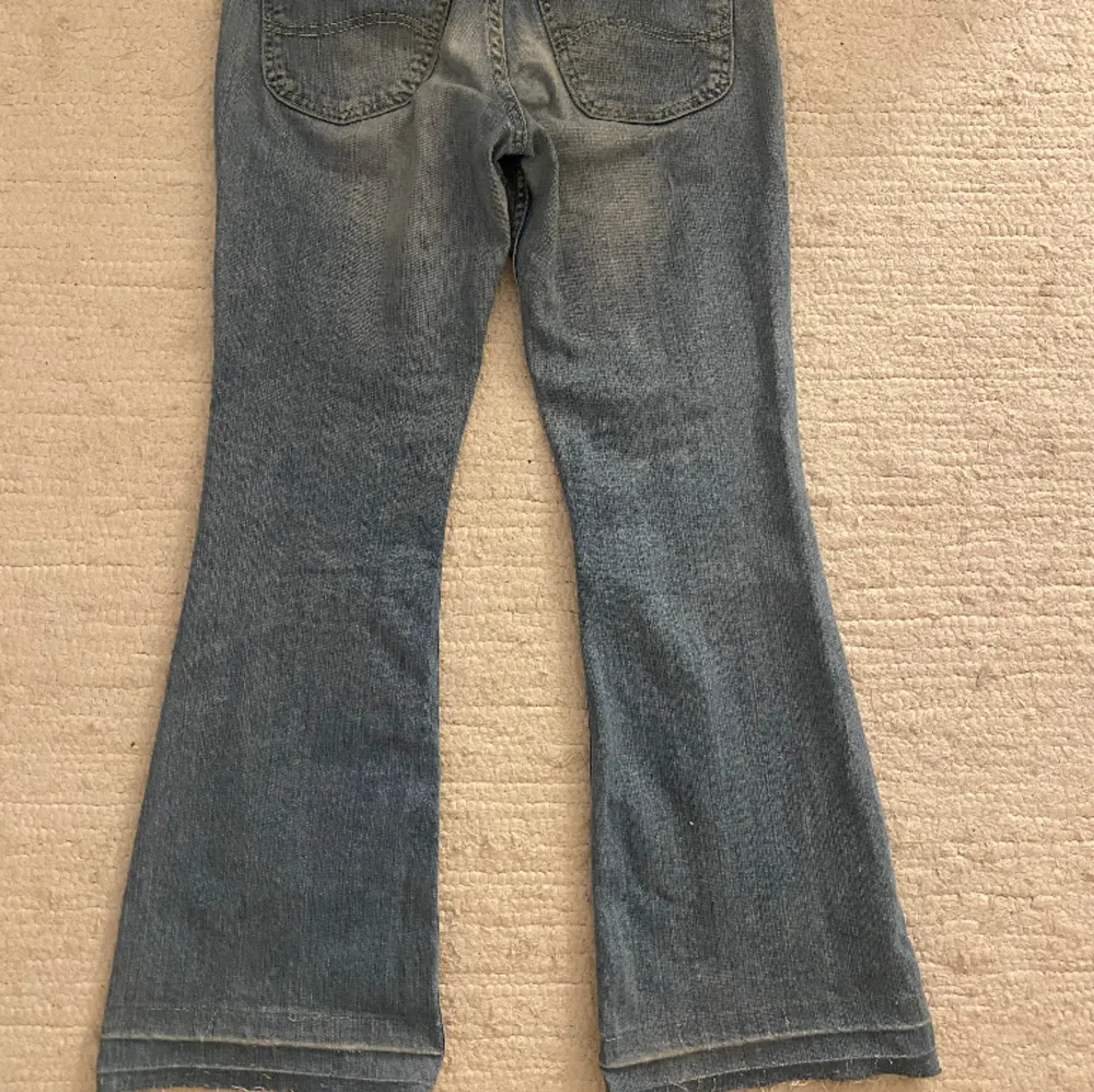 Superfina jeans från Lee. Kan inte hitta någon storlek men uppskattar till 36! Passar mig som är 170 💋. Jeans & Byxor.