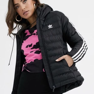 ADIDAS PUFFER JACKET - Säljer denna Adidas Jackan då jag aldrig använt den!🌸 (säljer två exakt likadana).