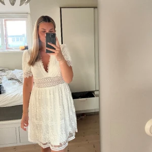 Vit spetsklänning - Vit spetsklänning, perfekt till studenten eller andra tillfällen.  Från ginatricot, studentkollektion 2023