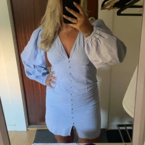 Klänning veromoda - Blå / lila klänning från veromoda, storlek s & nypris 600kr. Ny med lapparna kvar på