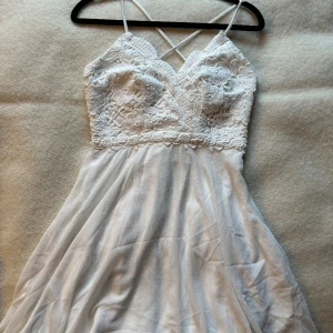 CHIARA FORTH MILANO klänning vit  - Storlek 34. Endast använd 1 gång ser ut som ny. 