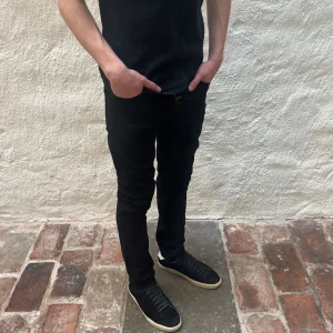 Levis 511 - Levi’s jeans 511 i färgen blå. Storlek 28/32 och modellen på bilden är 182 cm. Fint skick, nypris 1099, köp för endast 299kr.  Fast pris gäller🤝