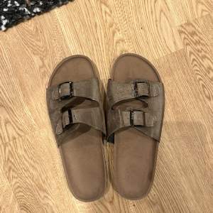 Birkenstocks liknande tofflor. OBS inte Birkenstocks! Helt nya i storlek 43