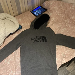 The Northface face hoddie  - Använd Max 2 gånger. Storlek S i man storlek men passar perfekt för tjejer också.  Pris 200+frakt (kan diskuteras)