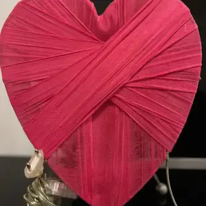Rosa hjärtformat bordslampa.