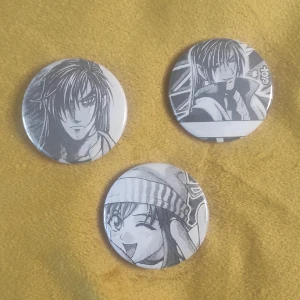 3 st handgjorda pins - Detta är handgjorda pins, osäker på anime. 