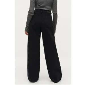 Vida högmidjade jeans - Så fina vida jeans från Gina Tricot. Som nya, säljer då dom är lite för för långa för mig (är 164cm)💕 bara att höra av sig om man vill ha bättre bilder