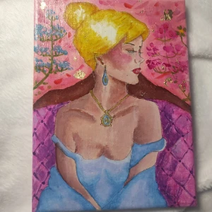 The Morning Princess - ''The Morning Princess'' - Ritad av V.K  Storlek: 18 x 24 cm, Akryl och lagt till lite guld bitar + har lagt gloss över hela tavlan.   Frakt tillkommer: 56kr  OBS: *Jag ansvarar inte för postens slarv!