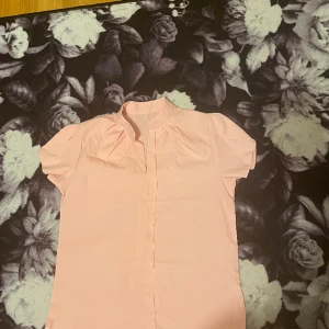 Rosa tröja  - Har använt den men den ser helt ny ut. 