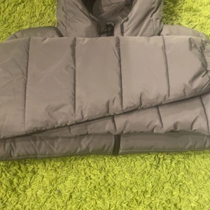 SuperDry Jacka  - Jag köpte jackan nyligen med fick en ny "Polo Puffer Jacka" så jag vill av med den.  Jackan är i väldig bra skick helt ny lite använd, priset kan diskuteras.  Mer Info DM mig och mer bilder kan alltid lösas