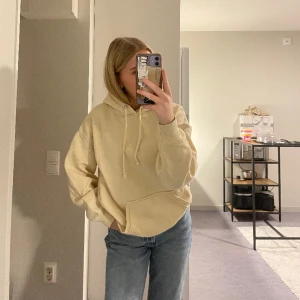 Ljusgul hoodie - Ljusgul hoodie från Bikbok i storlek XS. Är lite noppig på vissa ställen men inget som syns.