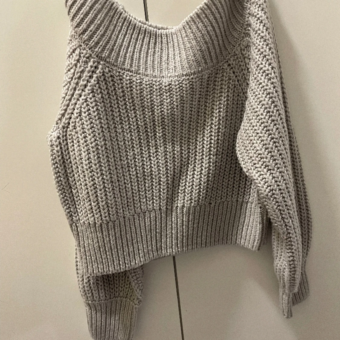 Off shoulder stickad tröja - 90