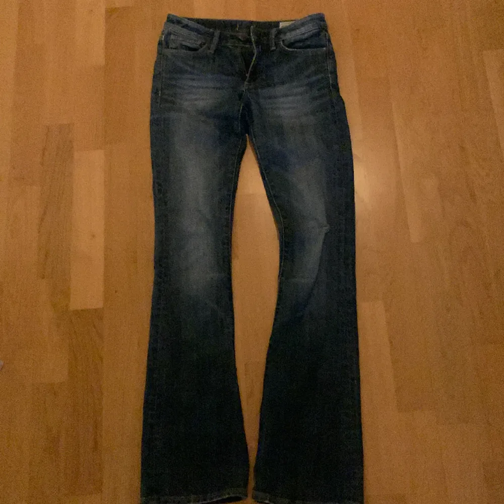 mörkblåa lowwaist bootcut jeans ifrån crocker i strl 25/32! I fint skick bortsett från ett hål på höger knä, dock syns det knappt när man har på sig dem. Skriv för fler bilder/mått/ frågor . Jeans & Byxor.