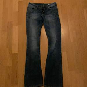 mörkblåa lowwaist bootcut jeans ifrån crocker i strl 25/32! I fint skick bortsett från ett hål på höger knä, dock syns det knappt när man har på sig dem. Skriv för fler bilder/mått/ frågor 
