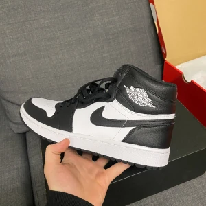 Jordan 1 golf - Hej, säljer nu dessa unika Air Jordan 1 golf skor!  Skick: Helt nya, aldrig använda. Storlek: 44,5