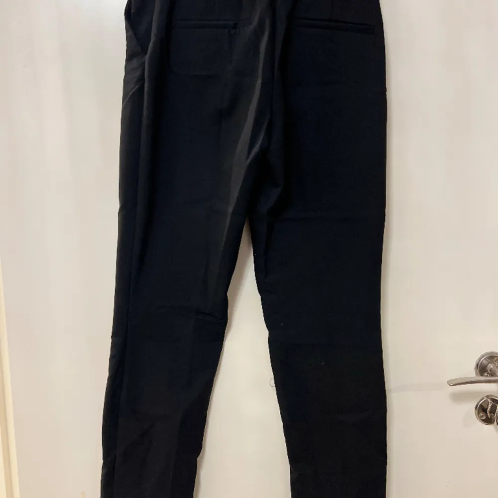 Svarta kostymbyxor från H&M. Använt fåtal gånger.. Jeans & Byxor.