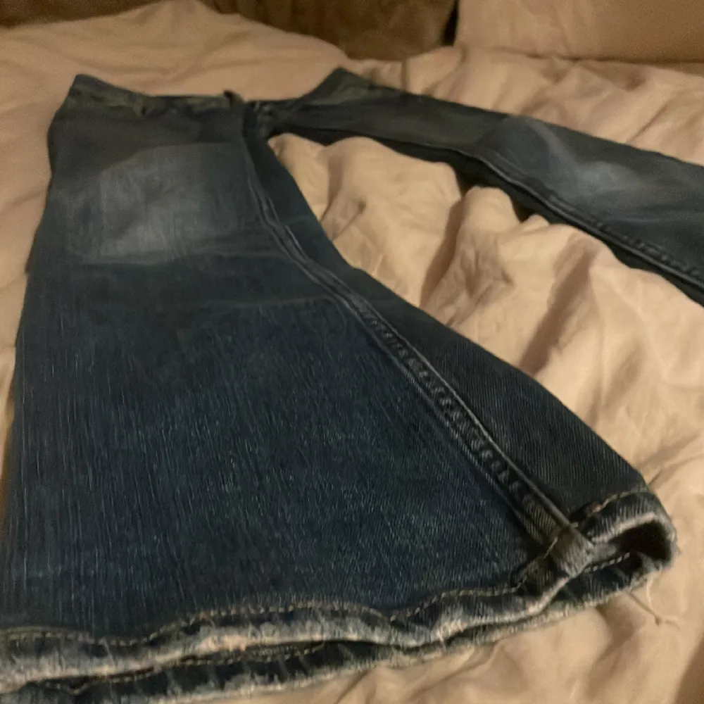 Mina favorit lågmidjade blåa jeans från Gina Young men de har blivit lite korta. Väl använda men fortfarande fint skick och stretchiga. Passar 155-160 ungefär. Kontakta vid mer exakta mått ellee andra frågor ❤️❤️. Jeans & Byxor.