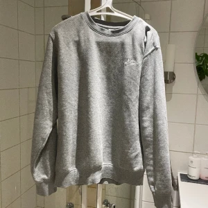 Nike sweatshirt - Säljer min snygga Nike sweatshirt. Skick 9/10 använt nån gång. Nypris 670kr. Hör av dig för mer frågor!